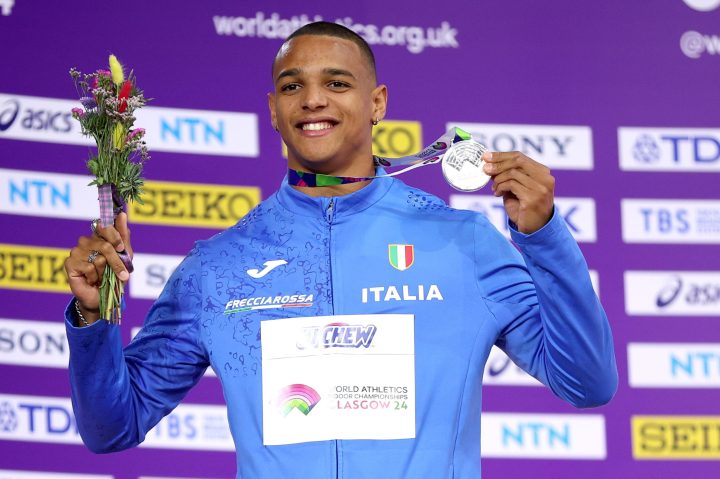 Medaglia d'argento a Lorenzo Ndele Simonelli durante i World Athletics Indoor Championships a Glasgow, Regno Unito. (Foto EPA/ADAM VAUGHAN)