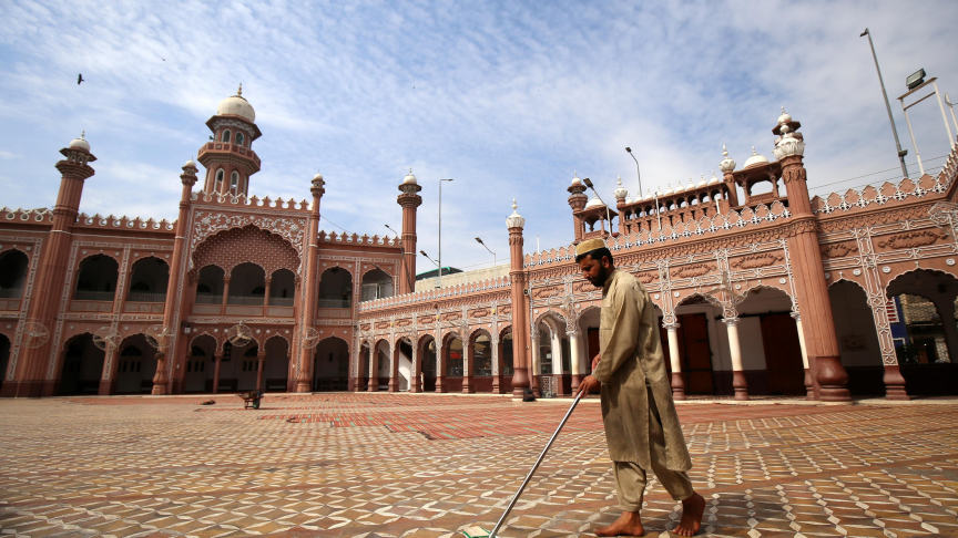 Operai puliscono una moschea a Peshawar, Pakistan, in vista del mese sacro di digiuno del Ramadan. (Foto EPA, ANSA/BILAWAL ARBAB)