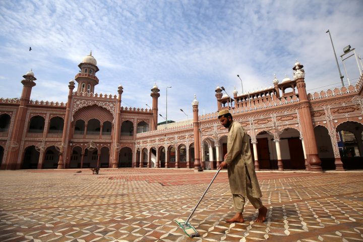Operai puliscono una moschea a Peshawar, Pakistan, in vista del mese sacro di digiuno del Ramadan. (Foto EPA, ANSA/BILAWAL ARBAB)