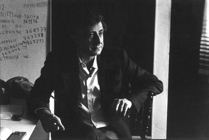 Franco Basaglia nel suo studio, in una foto del 1979. ANSA