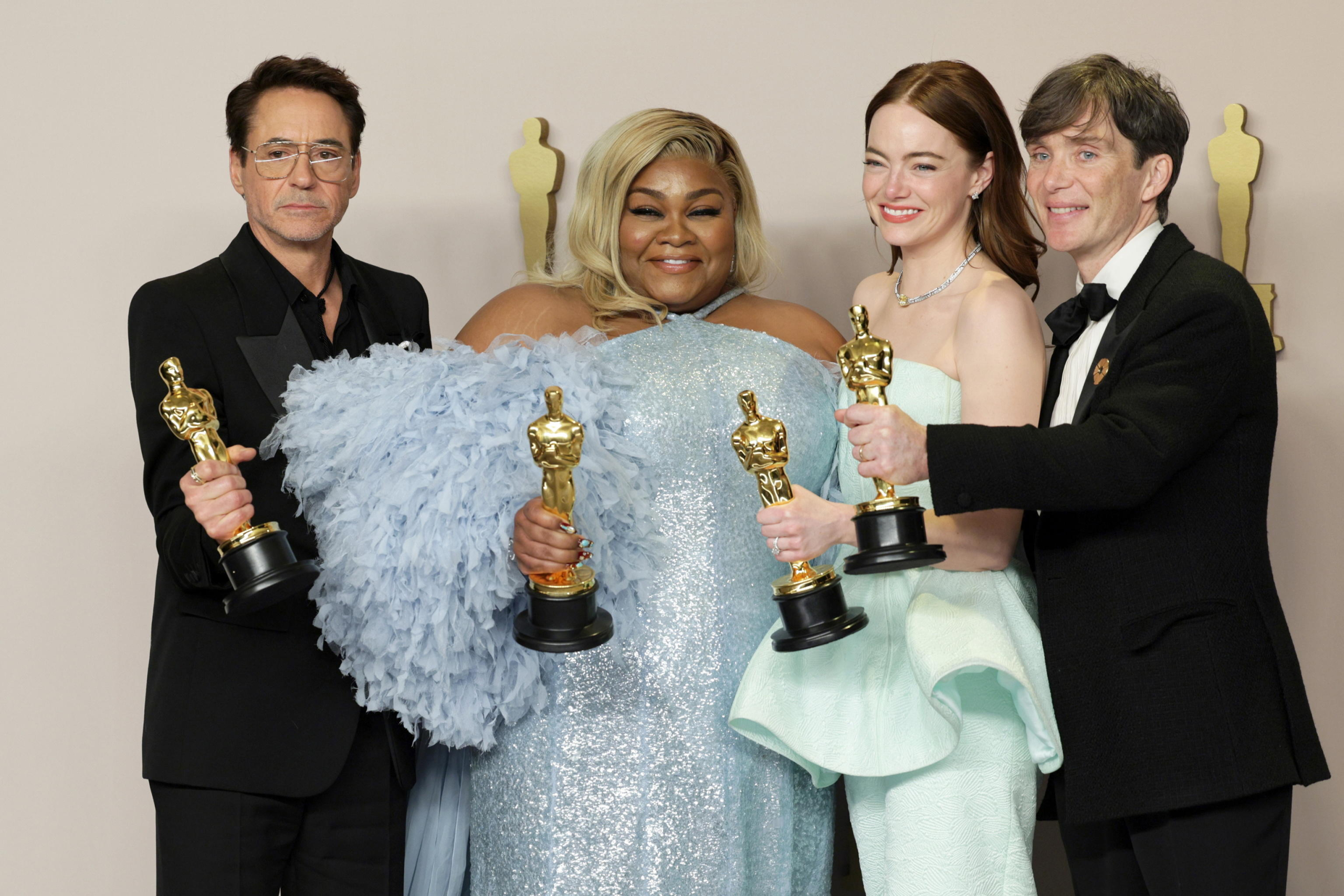 Robert Downey Jr., miglior attore non protagonista; Da'Vine Joy Randolph, miglior attrice non protagonista; Emma Stone, miglior attrice e Cillian Murphy, miglior attore, tengono in mano i loro Oscar in sala stampa durante la 96ª edizione della cerimonia degli Academy Awards a Los Angeles.
