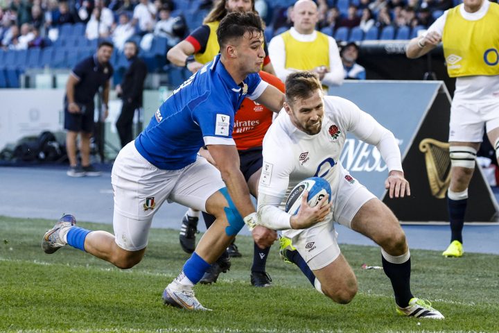 Elliot Daly dell'Inghilterra e Lorenzo Piani durante la partita di rugby del Sei Nazioni tra Italia e Inghilterra allo stadio Olimpico di Roma. (Foto ANSA/FABIO FRUSTACI)