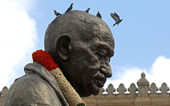 La statua del Mahatma Gandhi presso la Vidhana Soudha, la sede dell'assemblea legislativa dello Stato del Karnataka, a Bangalore, in India. (Foto Ansa, EPA/JAGADEESH NV)