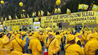 Migliaia di agricoltori al Brennero contro il “Fake in Italy”