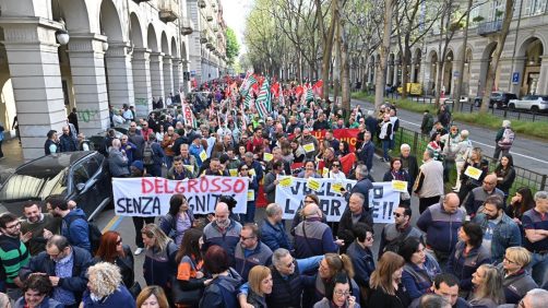 Migliaia in piazza a Torino per chiedere il rilancio dell'automotive e di Mirafiori, 12 aprile 2024. ANSA/ ALESSANDRO DI MARCO