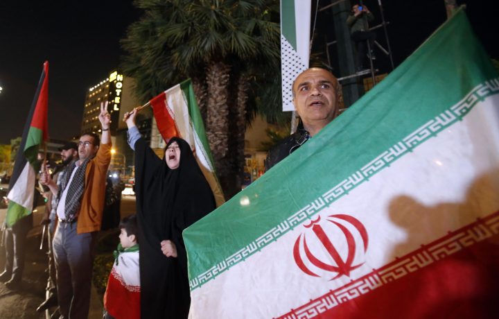 La folla festeggia a Teheran dopo l'attacco a Israele (Foto Ansa, EPA/ABEDIN TAHERKENAREH)