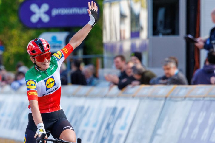L'italiana Elisa Longo Borghini vince la gara ciclistica femminile De Brabantse Pijl, in Belgio.(Foto Ansa, EPA/OLIVIER MATTHYS)