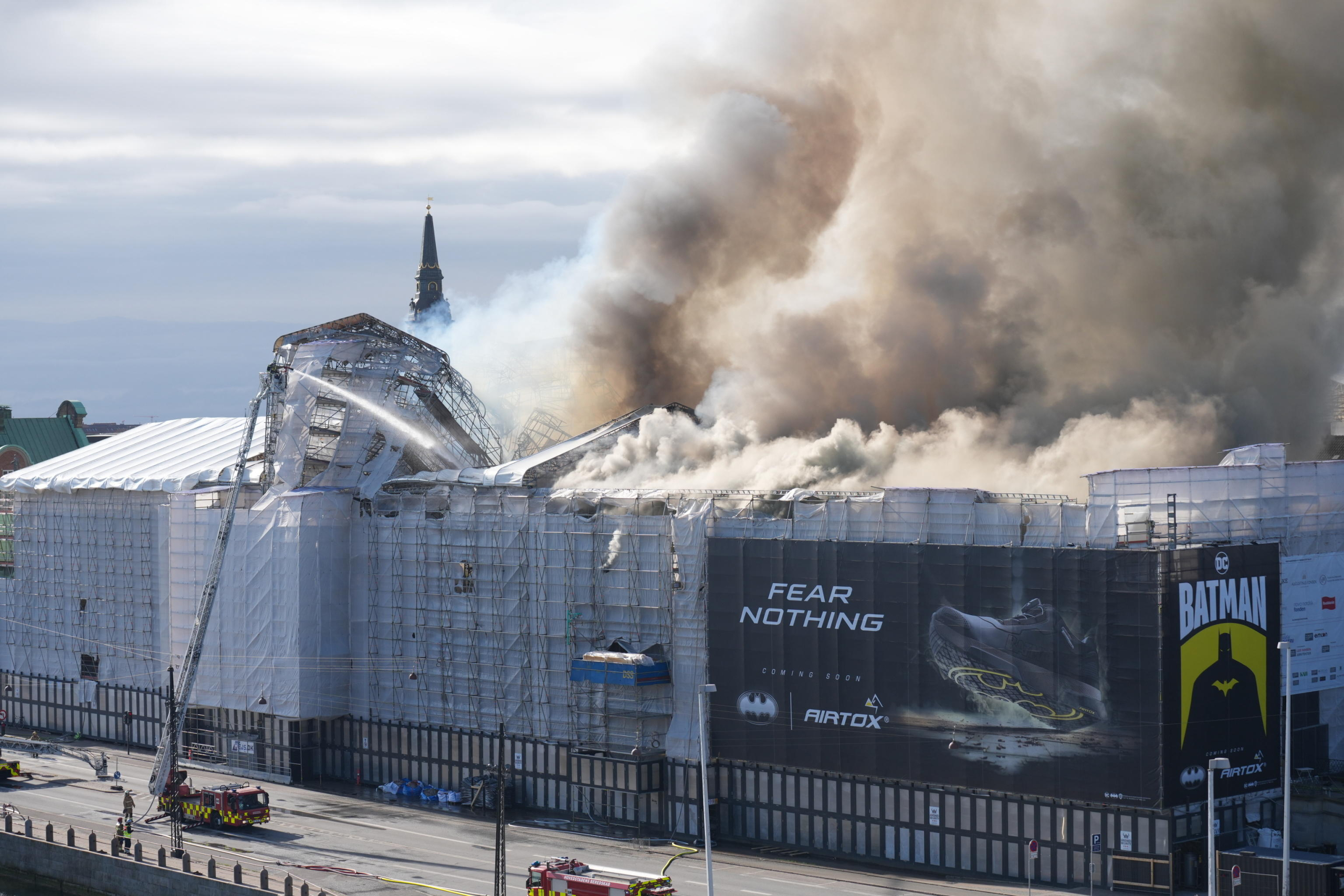 Un incendio ha colpito lo storico edificio della Borsa di Copenaghen. (Foto Anda, EPA/Emil Helms DENMARK OUT)