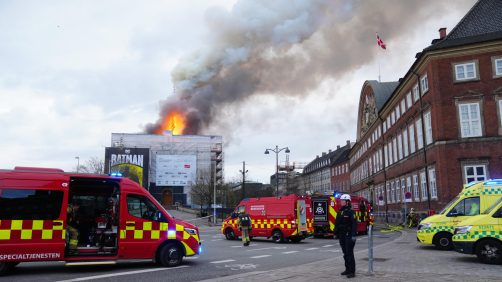 In fiamme la Borsa di Copenaghen, crollata la guglia. (Foto Ansa, EPA/Ida Marie Odgaard DENMARK OUT)