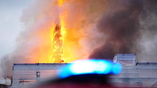 In fiamme la Borsa di Copenaghen, crollata la guglia. (Foto Ansa, EPA/Ida Marie Odgaard DENMARK OUT)