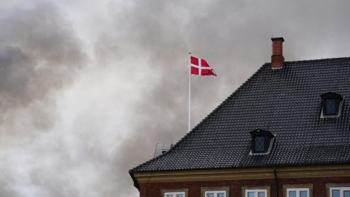 Un incendio colpisce lo storico edificio della Borsa di Copenaghen. (Foto Ansa, EPA/Ida Marie Odgaard DENMARK OUT)