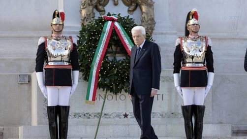 Il Presidente della Repubblica Sergio Mattarella depone una corona d'alloro sulla Tomba del Milite Ignoto, Roma, 25 aprile 2024.
ANSA/ UFFICIO STAMPA QUIRINALE/ FRANCESCO AMMENDOLA
