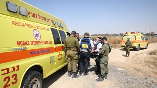 L'IDF - forze di difesa israeliane - afferma che il lancio di proiettili ha identificato il passaggio dall'area adiacente al valico di Rafah. (Foto Ansa, EPA/ABIR SULTAN)