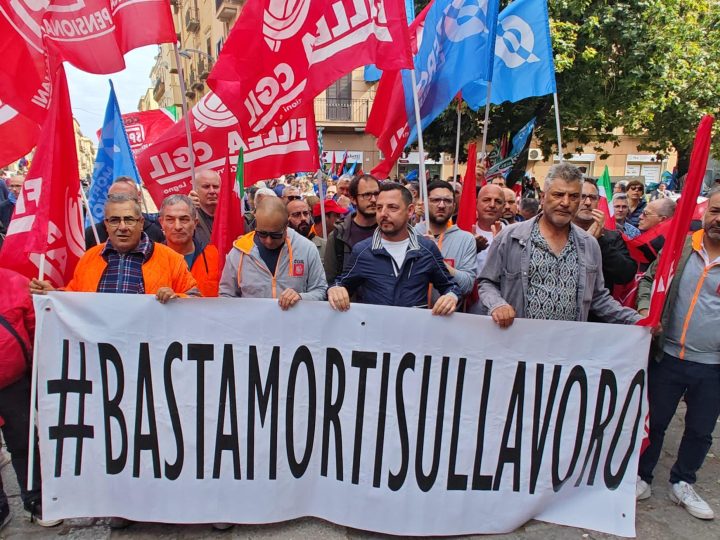 Manifestazione organizzata dai sindacati davanti alla Prefettura di Palermo dopo la tragedia di Casteldaccia, 7 maggio 2024. ANSA (NPK)
