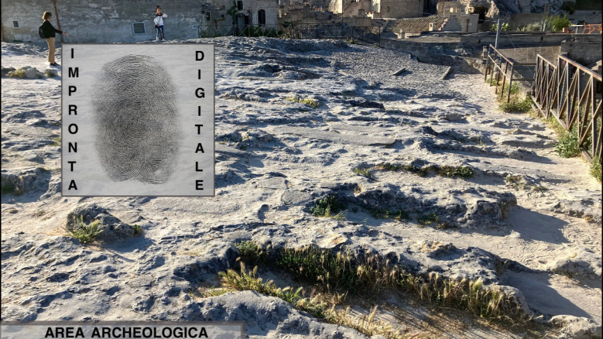 Immagine didattica area archeologica medievale con associata impronta digitale. Foto di Michele Zasa