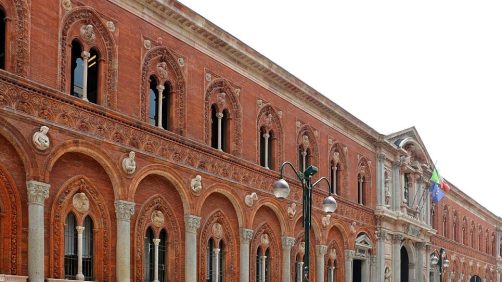 Facciata della Ca' Granda, ospedale dal 1400 al 1939, sede universitaria dal 1958 (ph Sailko by wikipedia)