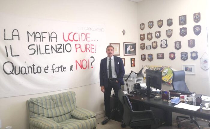 Giuseppe Gatti nel suo studio