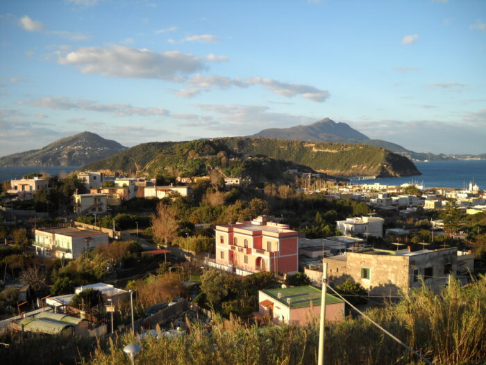 Procida lato sud con l'isolotto di Vivaro e sullo sfondo l'isola di Ischia (Pasquale Lubrano)