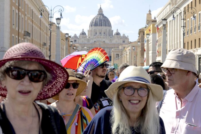 Partenza del pellegrinaggio Lgbt per la Porta santa di San Pietro da via della Conciliazione, in occasione del Giubileo, Roma, 6 settembre 2025. (ANSA/MASSIMO PERCOSSI)