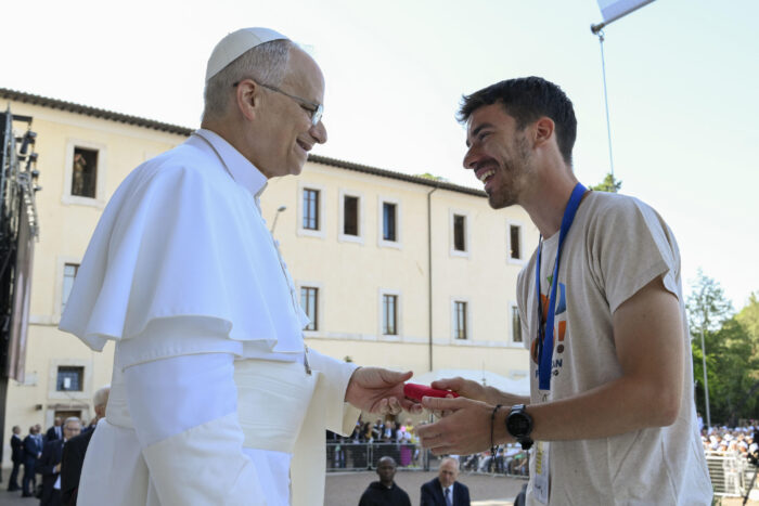 Leone XIV con i giovani francescani ad Assisi (ANSA, PHOTO, TOEPA)